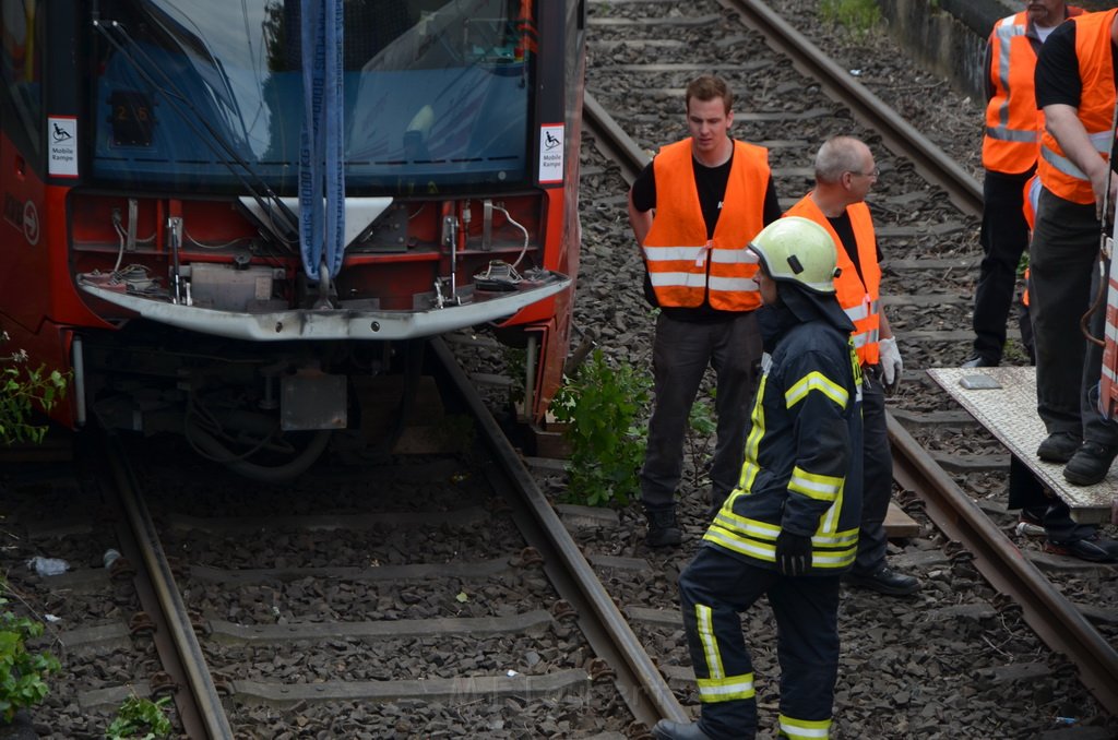 Unfall zwischen zwei KVB Bahnen Koeln Hoehenhaus Im Weidenbruch P259.JPG